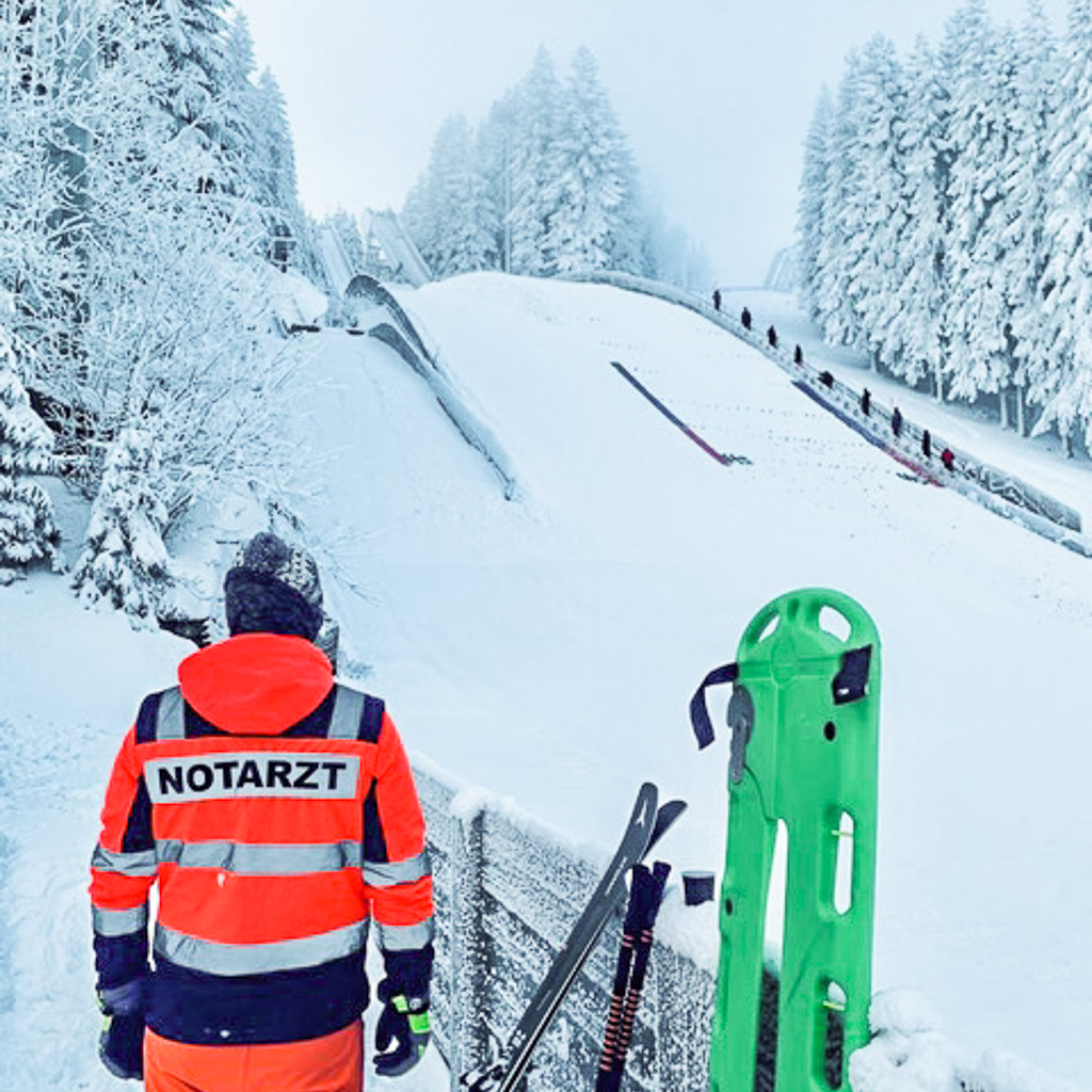 Notarzt vor Skisprungschanze