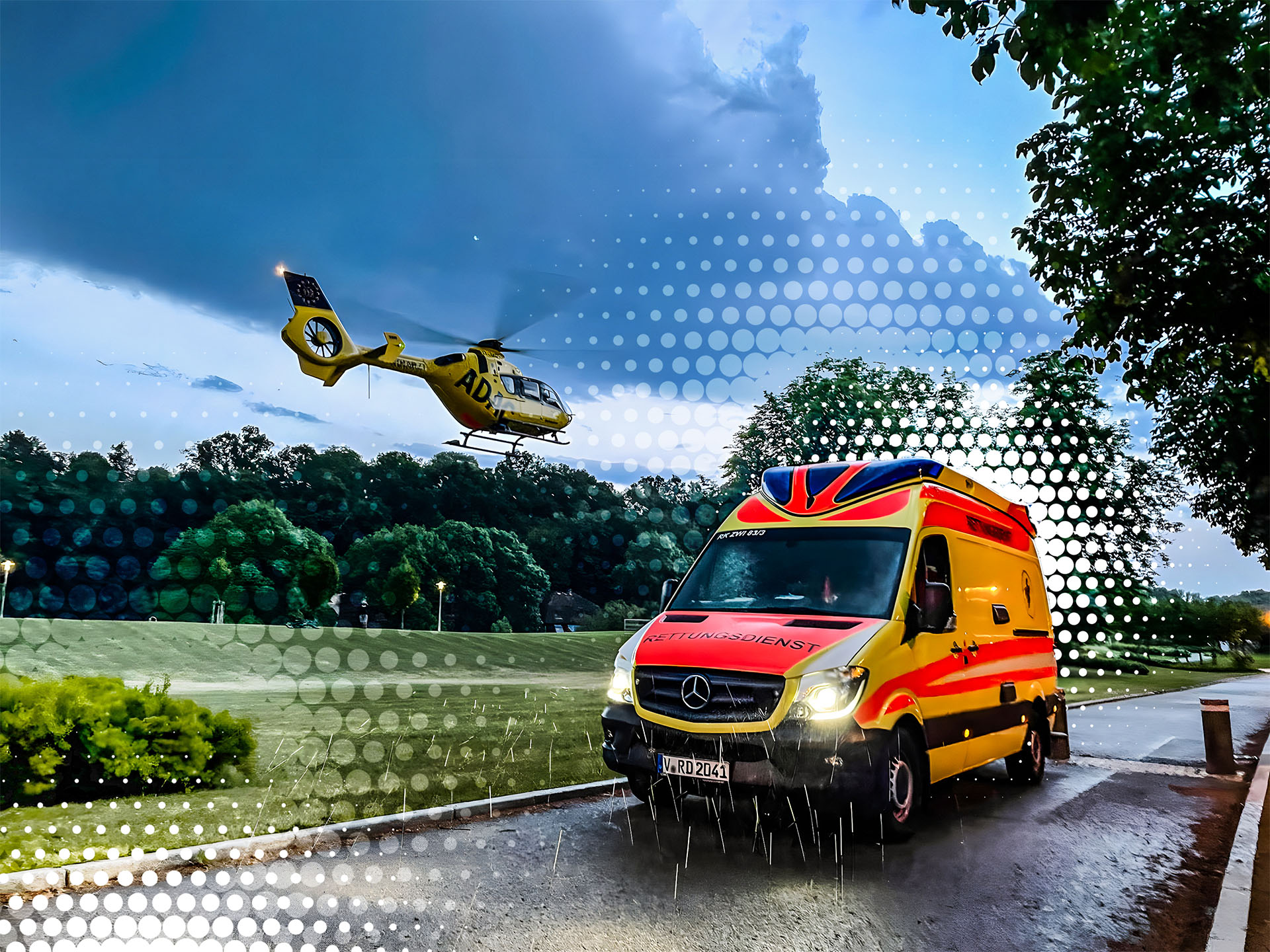 Rettungswagen und Hubschrauber im Einsatz in der Dämmerung bei nassem Wetter