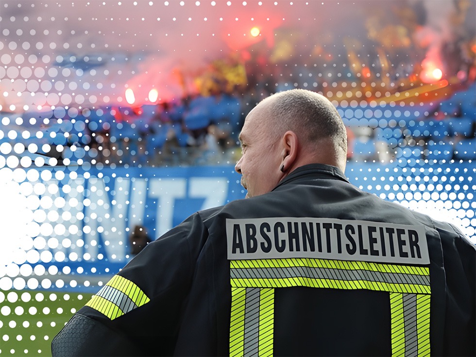 Abschnittsleiter Brandschutz bei der Überwachung eines Events in einem Stadion