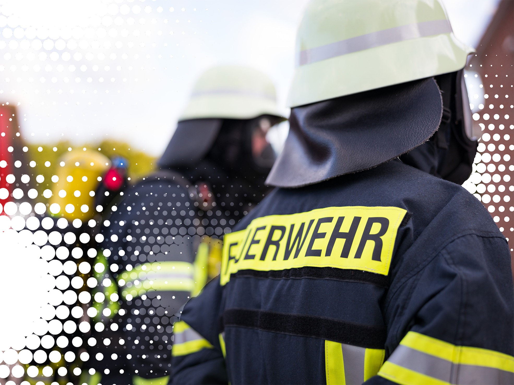 Symbolbild Feuerwehr mit Feuerwehrmann vor einem Feuerwehrauto